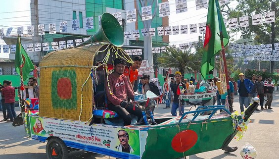 বরিশালে বঙ্গবন্ধু উদ্যানে প্রধানমন্ত্রী শেখ হাসিনার নির্বাচনী জনসভা উপলক্ষে নৌকা নিয়ে এসেছেন এক সমর্থক। আজ শুক্রবার সকালে নগরের জিলা স্কুল মোড়ে